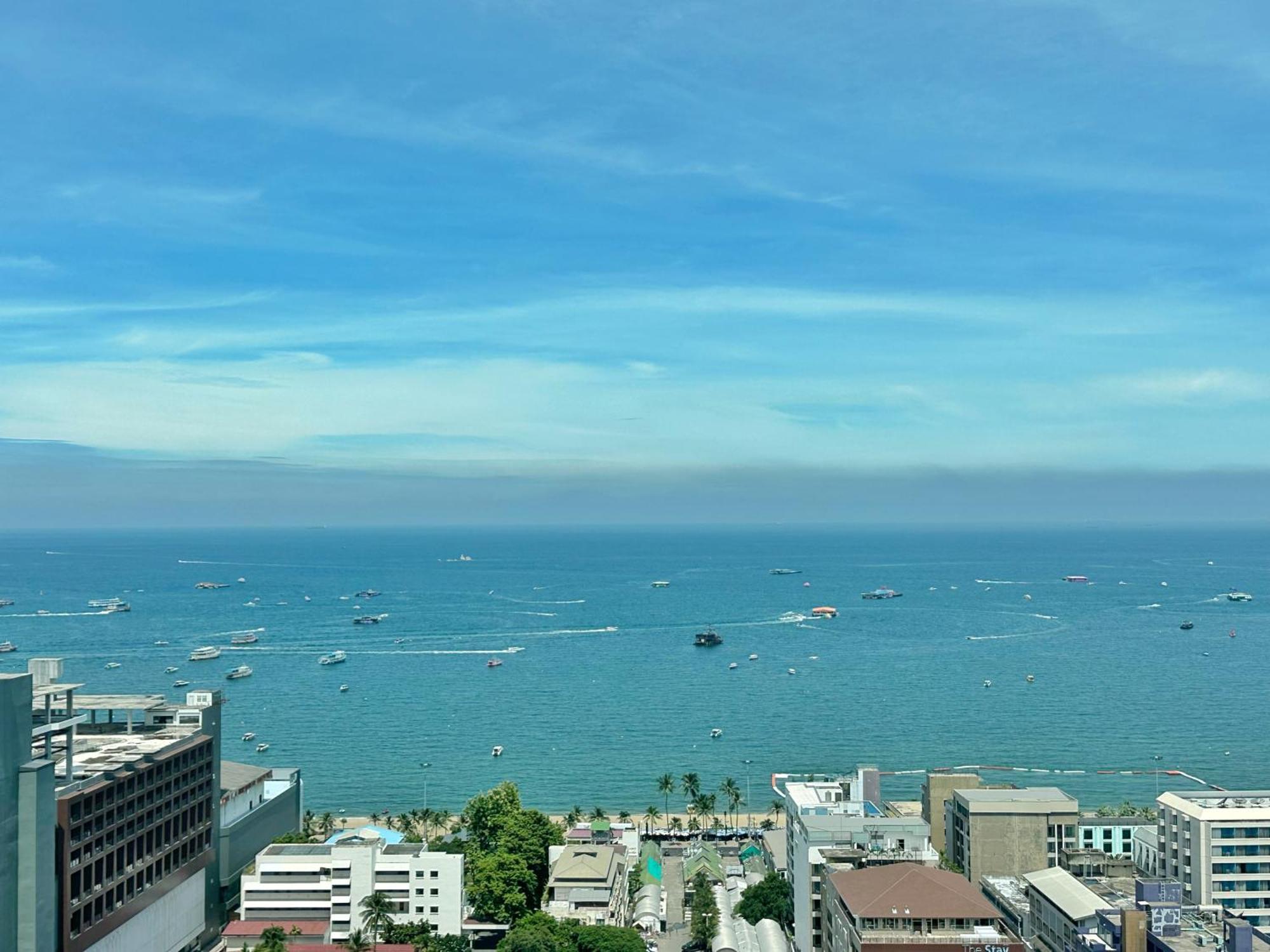 The Base Central Pattaya By Wwc Exterior photo