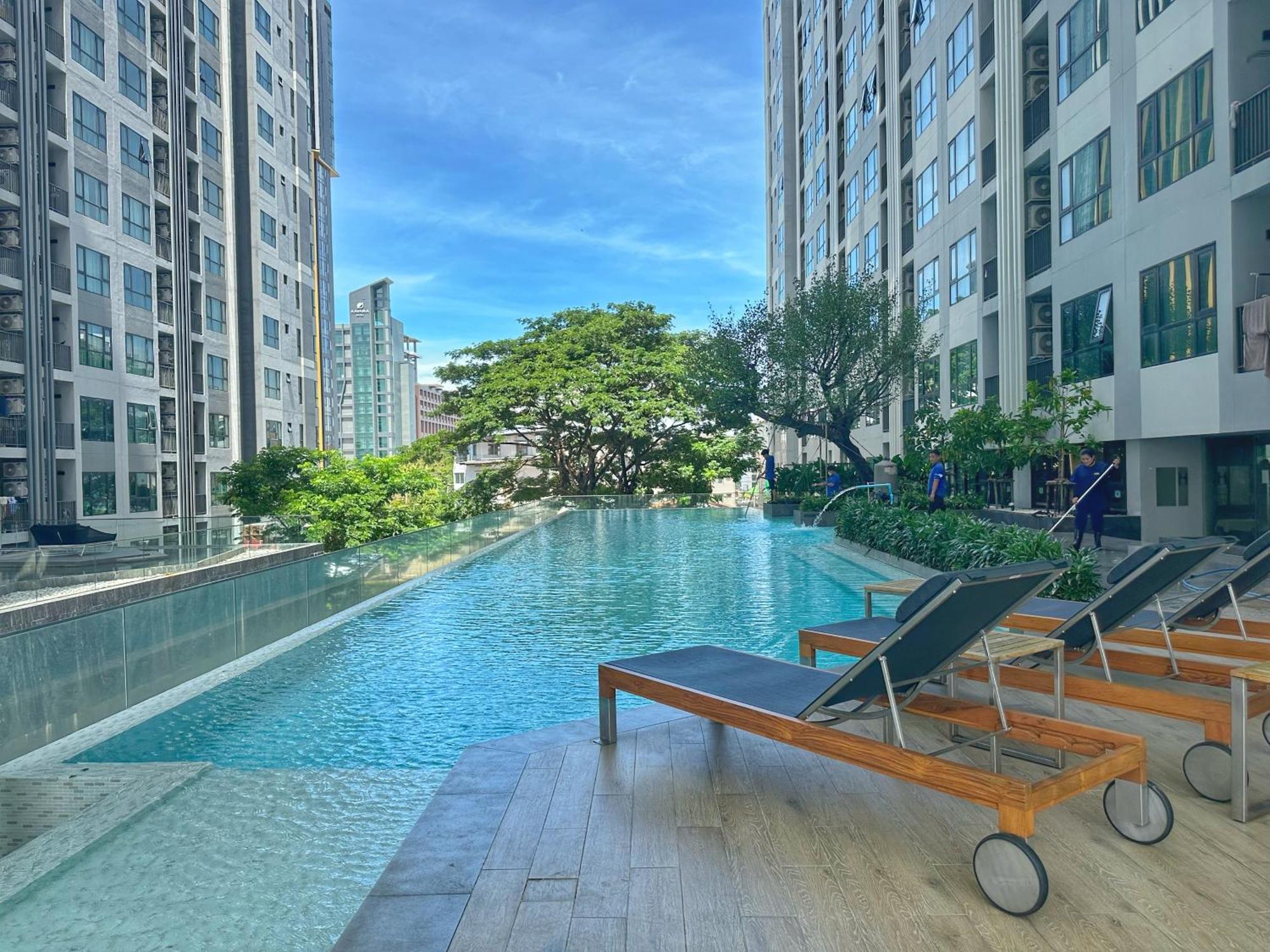 The Base Central Pattaya By Wwc Exterior photo