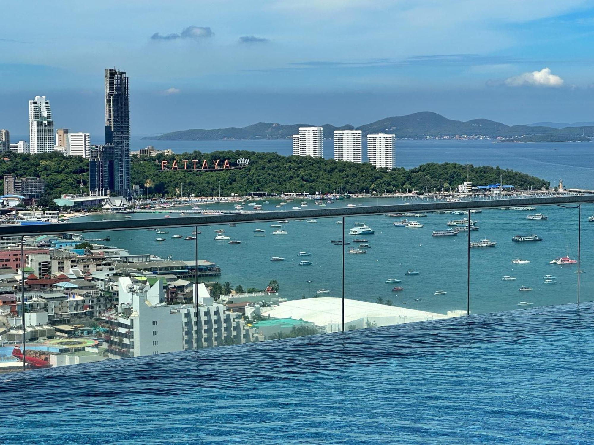 The Base Central Pattaya By Wwc Exterior photo